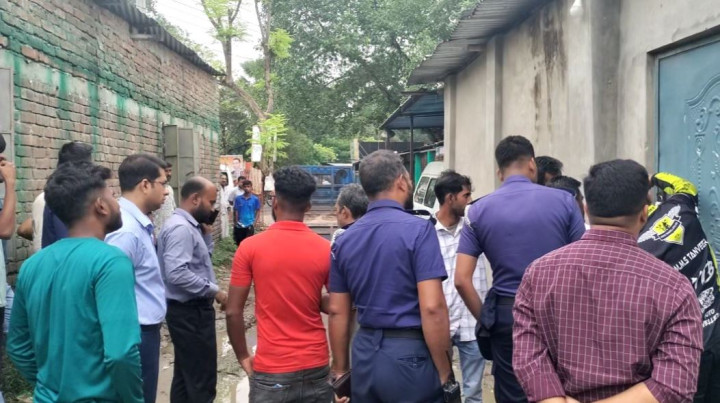 ফরিদপুরে অবৈধ গ্যাস সিলিন্ডার রিফিলিং: গোডাউন সিলগালা