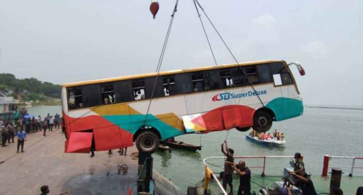 পদ্মায় পড়ে যাওয়া বাস উদ্ধার, হাসপাতালে ভর্তি চালক-সহকারী