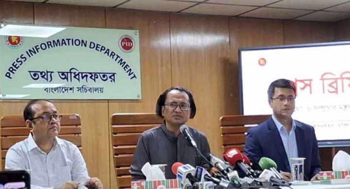 ভারতে প্রবেশ না করেই দেশে ফেরা নিয়ে মুখ খুললেন তথ্য উপদেষ্টা 