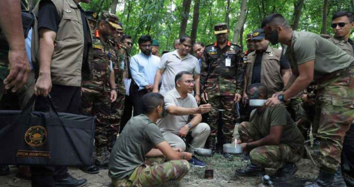 সেনাবাহিনীর গ্রীষ্মকালীন মহড়া আকস্মিক পরিদর্শন করলেন প্রধানমন্ত্রী