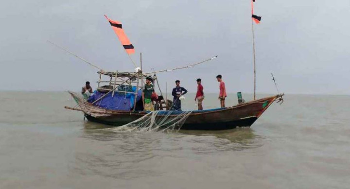 ভরা মৌসুমেও দেখা নেই ইলিশের