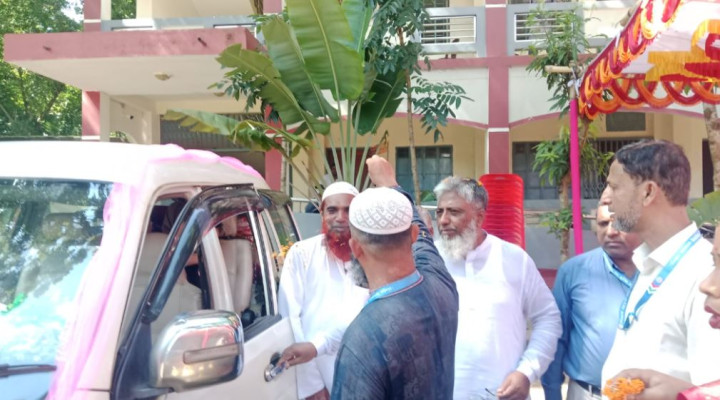 আলফাডাঙ্গায় ফুলে সাজানো গাড়িতে স্কুল শিক্ষকের রাজকীয় বিদায়