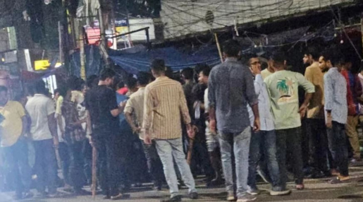 নিউমার্কেটে ফুটপাতে দোকান বসানো নিয়ে ছাত্রদল-যুবদল সংঘর্ষ, আহত অন্তত ২০