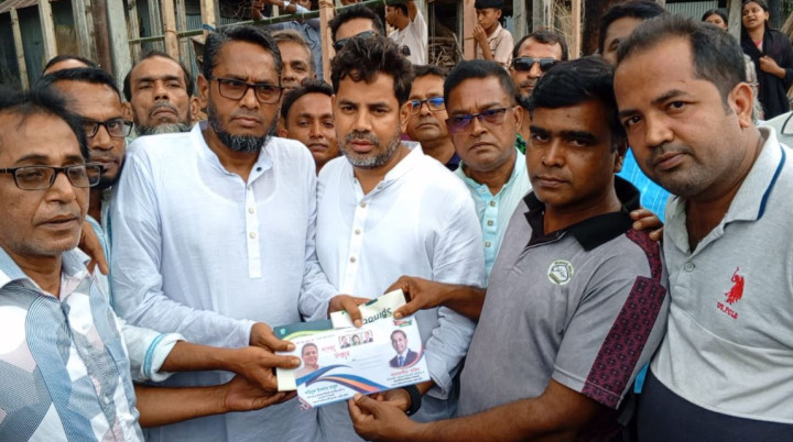 সদরপুরে অগ্নিকাণ্ডে ক্ষতিগ্রস্ত ৪ দোকানিকে ৯০ হাজার টাকা অনুদান