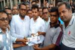 সদরপুরে অগ্নিকাণ্ডে ক্ষতিগ্রস্ত ৪ দোকানিকে ৯০ হাজার টাকা অনুদান