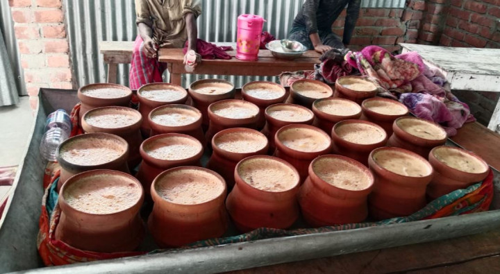 আলফাডাঙ্গায় টক দইয়ের স্বাদে ‘নাসির বাজার’, সুনাম ছড়াচ্ছে দূর-দূরান্তে