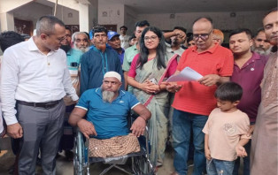 নগরকান্দায় কৃষক, দুস্থ নারী ও প্রতিবন্ধীদের মাঝে স্প্রে, সেলাই মেশিন ও হুইলচেয়ার বিতরণ