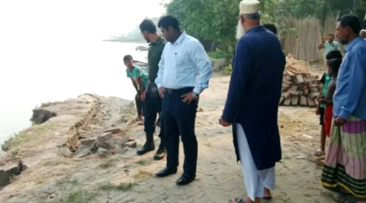 খাদ্যসহায়তা নিয়ে নদীভাঙনকবলিত মানুষের পাশে নবাগত ইউএনও জোবায়ের হাবিব