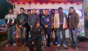 সালথায় পুলিশ সপ্তাহ উপলক্ষে প্রতিবন্ধীকে হুইল চেয়ার প্রদান