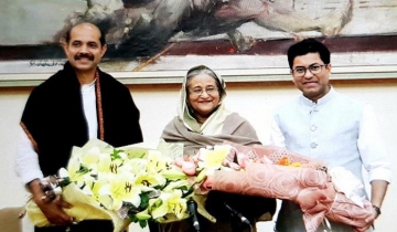 প্রধানমন্ত্রীকে ফুলেল শুভেচ্ছা আতিক-তাপসের