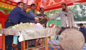 সালথায় প্রশাসনের কাছে দেশীয় অস্ত্র জমা দিলেন গ্রামবাসী