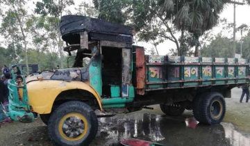 ফরিদপুরে ট্রাক চাপায় দুই স্কুলছাত্র নিহত, ট্রাকে আগুন
