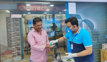 ঠাকুরগাঁও‌য়ে গ্রাহক‌দের হ্যান্ড স্যানিটাইজার ব‌্যবহারে উদ্বুদ্ধ কর‌লেন গ্রামীণফোন