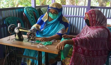 ভাঙ্গায় মাস্ক তৈরি করে বিনামূল্যে বিতরণ করছেন মা-মেয়ে