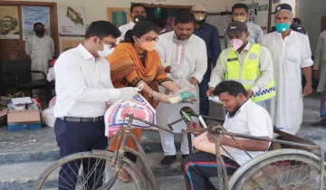 চরভদ্রাসনে কর্মহীনদের মাঝে নিরাপদ দূরত্ব বজায় রেখে খাদ্য সামগ্রী বিতরণ