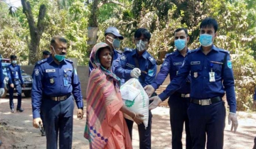 সদরপুরে কর্মহীন পরিবারকে খাদ্য সামগ্রী পৌঁছে দিচ্ছে পুলিশ