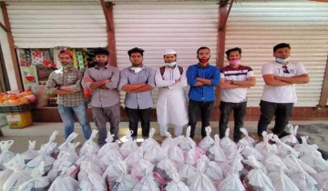 চরভদ্রাসনে অসহায়দের মাঝে সাহায্য দেয় "মানব সেবায় তারণ্য" ছাত্র সংগঠন