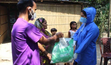 সদরপুরে কর্মহীন পরিবারের মাঝে খাদ্য সামগ্রী পৌঁছে দিচ্ছেন ইউএনও পূরবী গোলদার