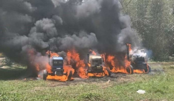 ভাঙ্গায় যুবলীগ সভাপতির ৩টি ট্রাক আগুনে পুড়িয়ে দিল বিক্ষুদ্ধ জনতা