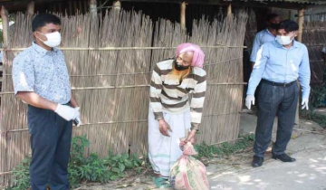 সালথায় কর্মহীন দুস্থ্যদের বাড়িতে প্রধানমন্ত্রীর ত্রান পৌঁছে দিলেন প্রশাসন