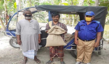 সালথার আটঘর ইউপি চেয়ারম্যানের নিজ অর্থায়নে খাদ্য সামগ্রী বিতরণ
