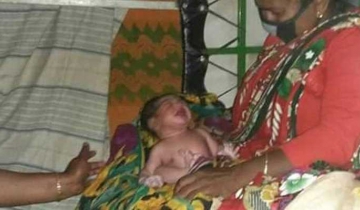 অবশেষে রাস্তায় জন্ম নিল নবজাতক শিশু