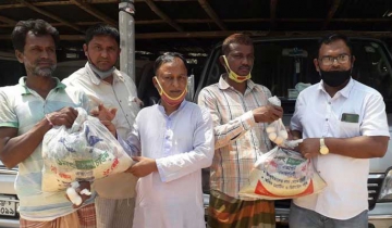বিরামপুরে কর্মহীন কার-মাইক্রো চালকদের  যুবলীগ নেতার খাদ্যসামগ্রী প্রদান