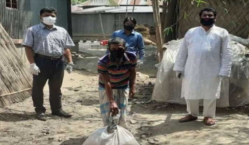 সালথায় ৬ষ্ঠ পর্যায়ে কর্মহীন মানুষের বাড়িতে ত্রান পৌ‌ঁছে দি‌চ্ছেন প্রশাসন