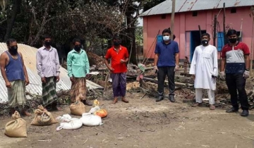 সালথায় অগ্নিকা‌ণ্ডে ক্ষ‌তিগ্রস্তদের বা‌ড়িতে খাবার নিয়ে গেলেন ইউএনও