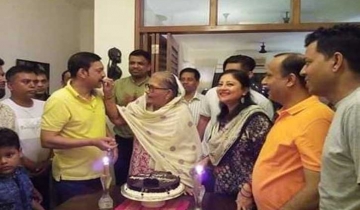 জন্মদিনে নেতাকর্মীদের ভালবাসায় সিক্ত হলেন লাবু চৌধুরী
