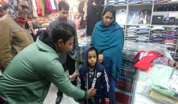 সদরপুরে শীতে কষ্ট পাওয়া শিশুকে শীতবস্ত্র কিনে দিলেন ইউএনও