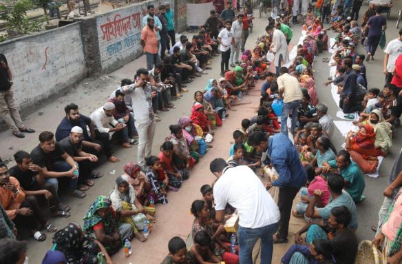 ইফতার বিতরণ