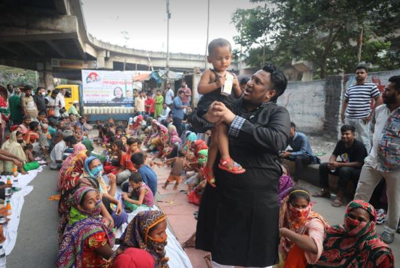 ইফতার বিতরণ